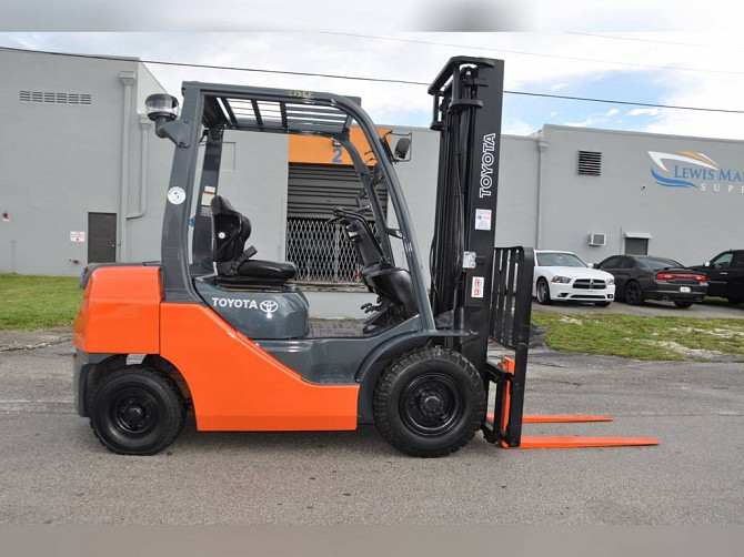 Used TOYOTA 8FDU25 Forklift Fort Lauderdale - photo 1