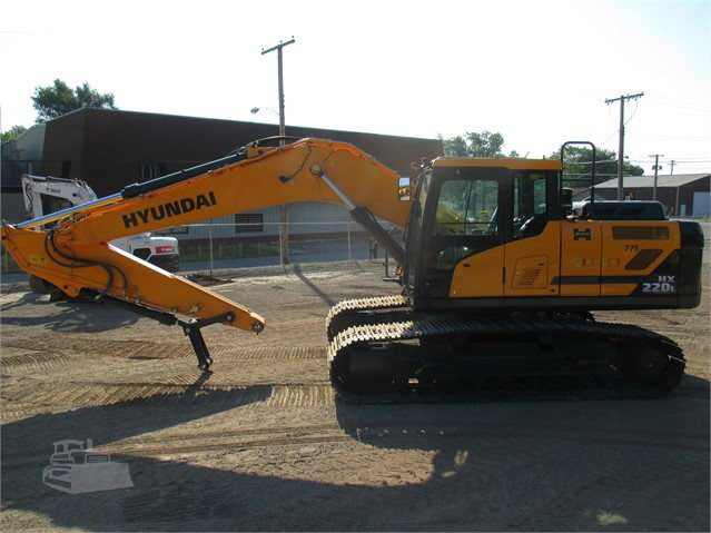 2016 Used HYUNDAI HX220L Excavator Lowell - photo 2