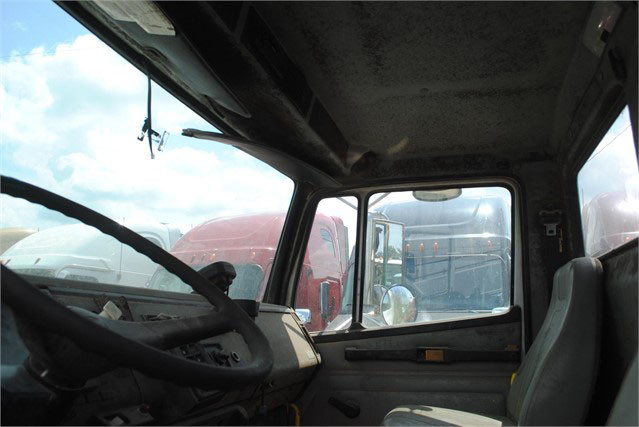 2003 Used FREIGHTLINER FL70 Grapple Truck Memphis - photo 4