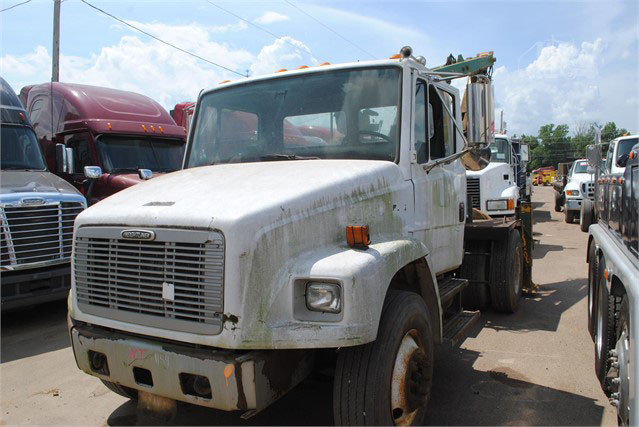 2003 Used FREIGHTLINER FL70 Grapple Truck Memphis - photo 2