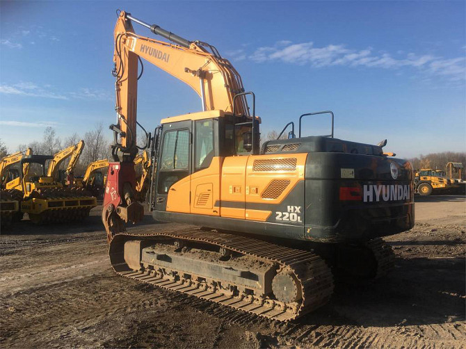 USED 2016 HYUNDAI HX220L Excavator Syracuse, New York - photo 2