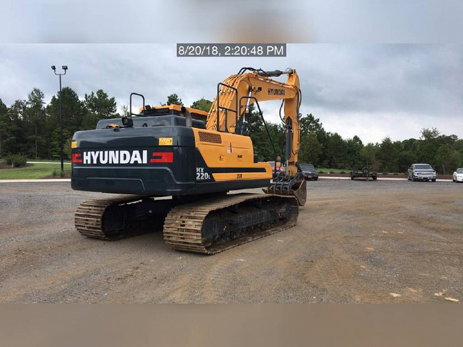 USED 2018 HYUNDAI HX220L Excavator Lexington, North Carolina - photo 1