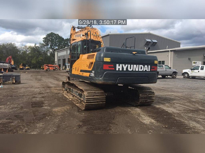 USED 2017 HYUNDAI HX220L Excavator Lexington, North Carolina - photo 3