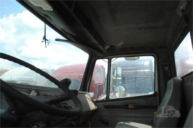 USED 2003 FREIGHTLINER FL70 Grapple Truck Dyersburg - photo 4