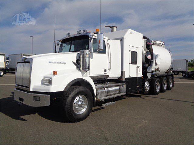 USED 2016 WESTERN STAR 4900SA Vacuum Truck Denver - photo 2