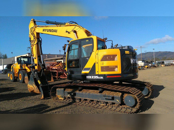 USED 2019 Hyundai HX235LCRD Excavator Portland, Oregon - photo 2