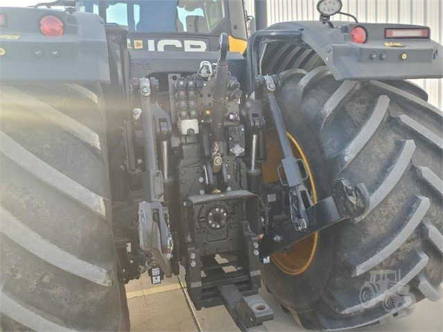 USED 2018 JCB FASTRAC 8330 Tractor Garden City, Kansas - photo 3