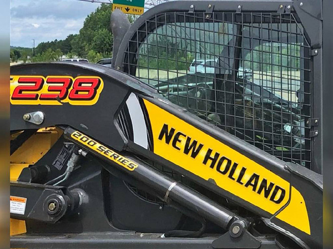 USED 2018 New Holland C238 Track Loader Chattanooga - photo 2