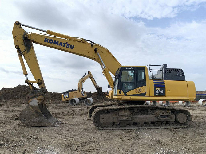 USED 2017 KOMATSU PC490 LC Excavator Carrollton, Texas - photo 2